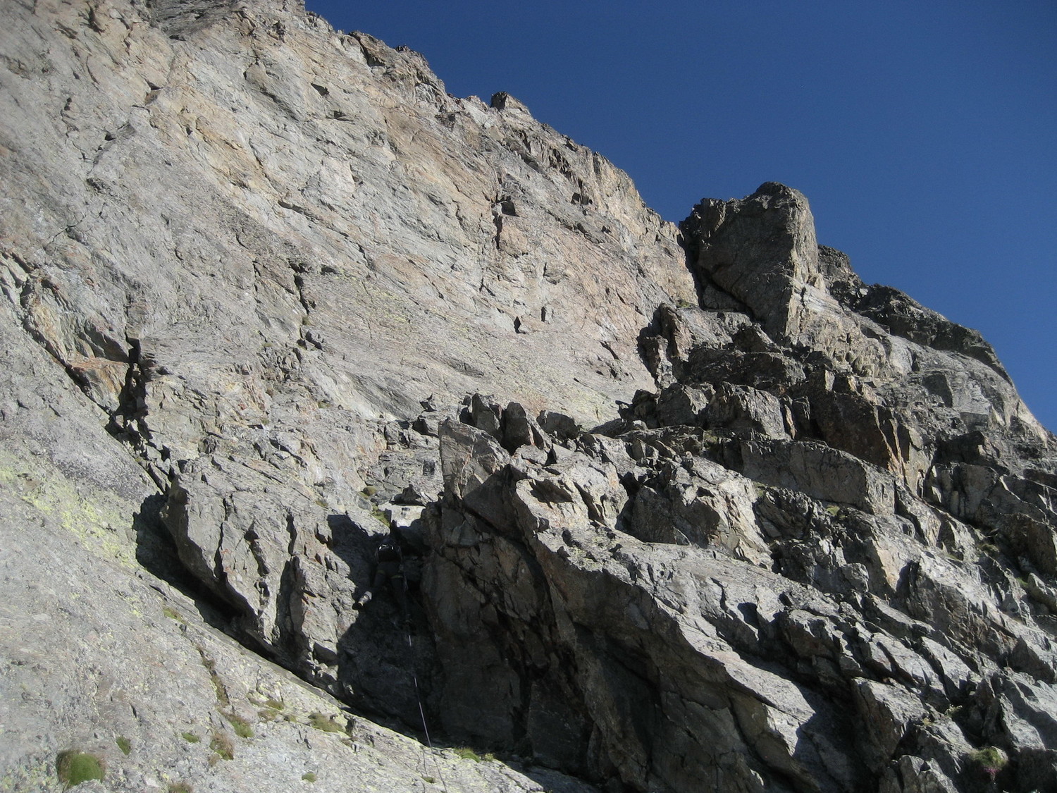 La vire et la cheminée sous les dalles