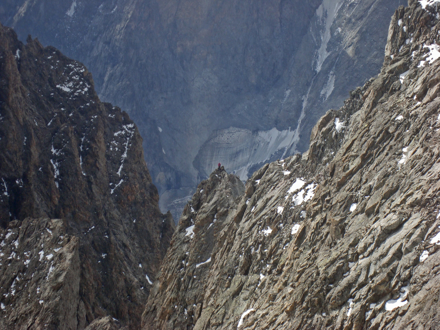 Vue plongeante du Nanard sur l'arête et Force Roz