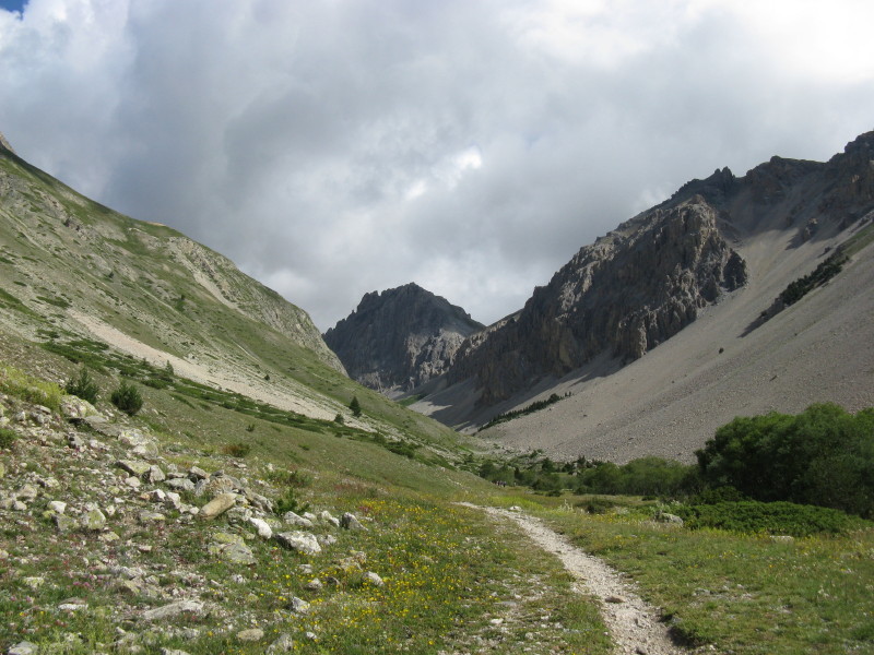sentier GRP tour du Thabor, direction Nord, rive droite du torrent du vallon