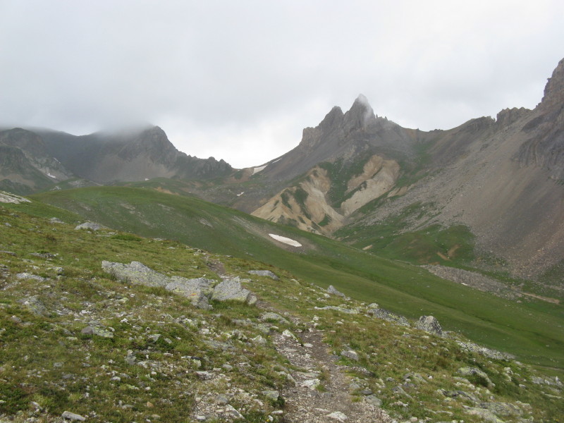 montée au col du vallon (au fond). A droite, les deux "Tours du Vallon"