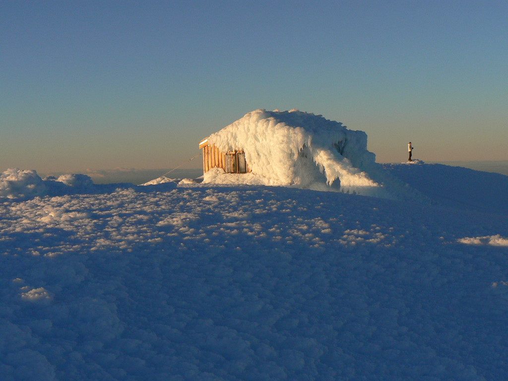 Syme Hut, couverte de givre, au coucher du soleil
