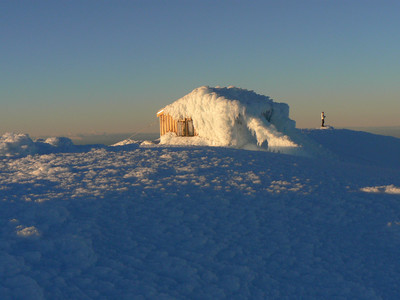 Syme Hut, couverte de givre, au coucher du soleil Syme Hut, couverte de givre, au coucher du soleil