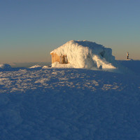 Syme Hut, couverte de givre, au coucher du soleil