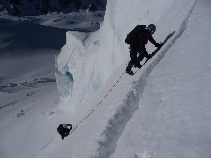 Cordée dans la passage raid après la rimaye