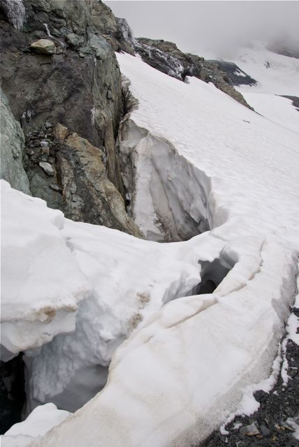 .... rochers qui surplombent une gigantesque rimaye sur toute leur longeur