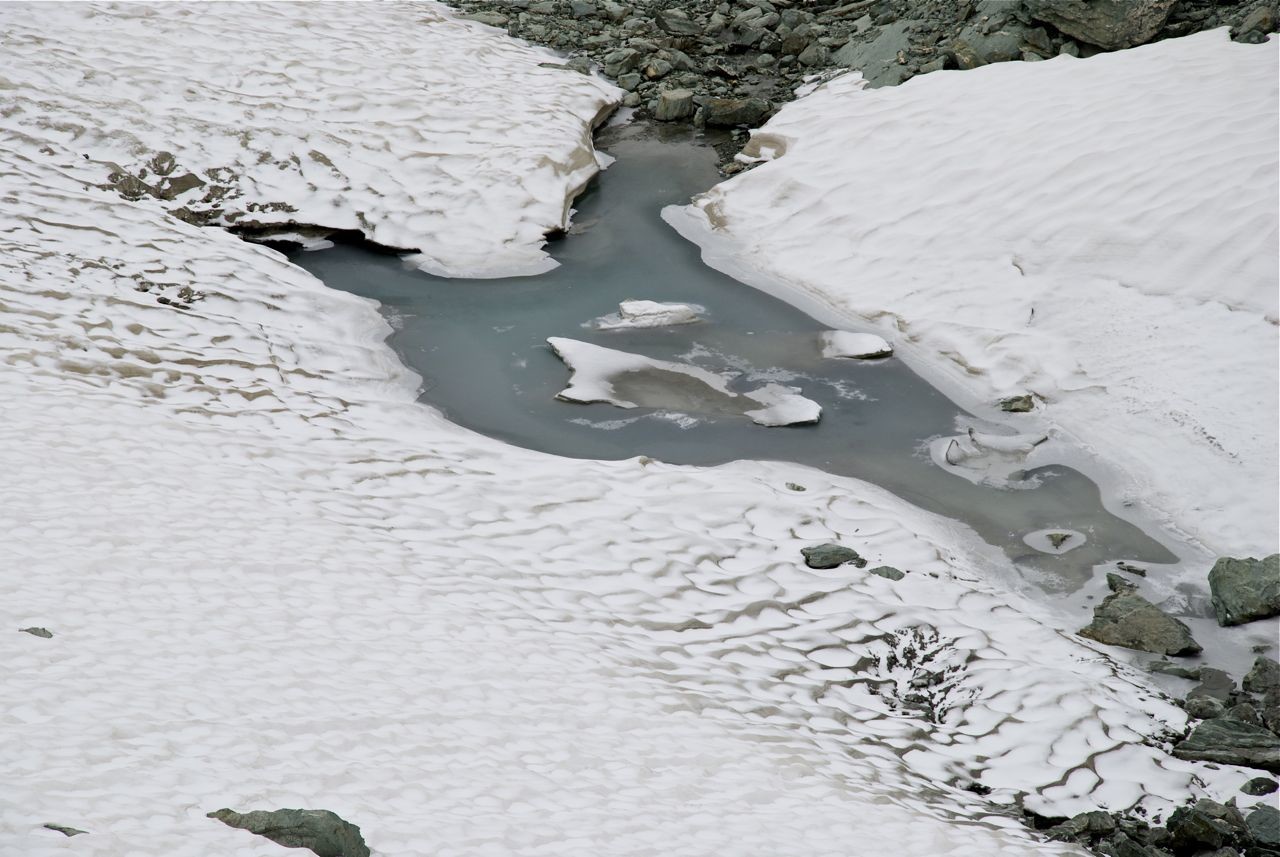 Une des bouches de vidange du glacier des Roches Blanches