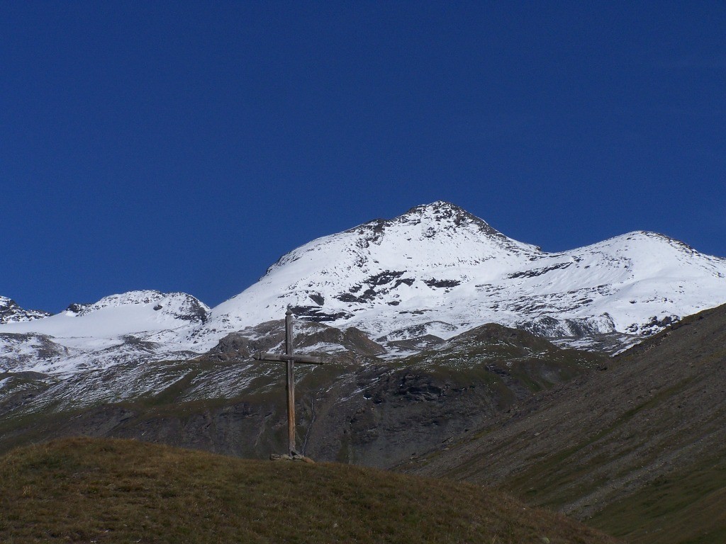 Aiguille de Méan Martin vu depuis la croix sous le refuge de la Femma, bien blanc tout ça!