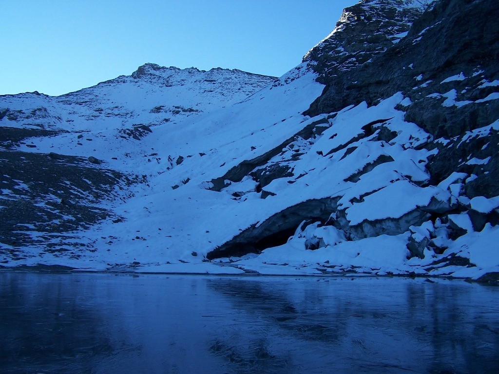 Grotte de glace et petit lac gelé au pied du glacier du Gefret, en face la pointe de Claret.
