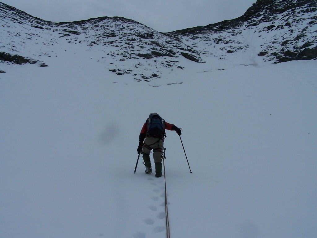 Sur le glaicer du Gefret, sous les pente terminales, à droite le col du Pelvo Roux