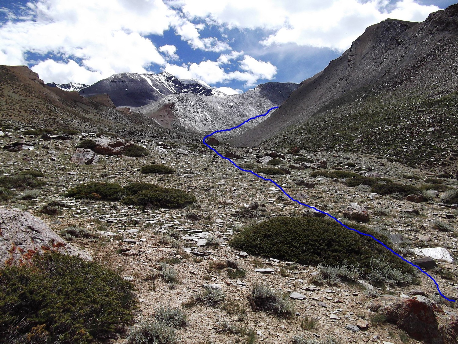 La vallée par laquelle se fait l'approche
