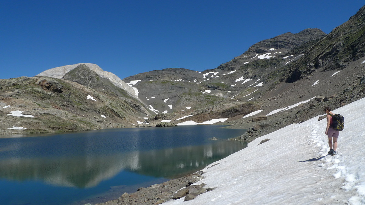 Traversée au dessus du premier lac de la Munia (lac de larri), avec le col de la Munia et la Munia au dessus