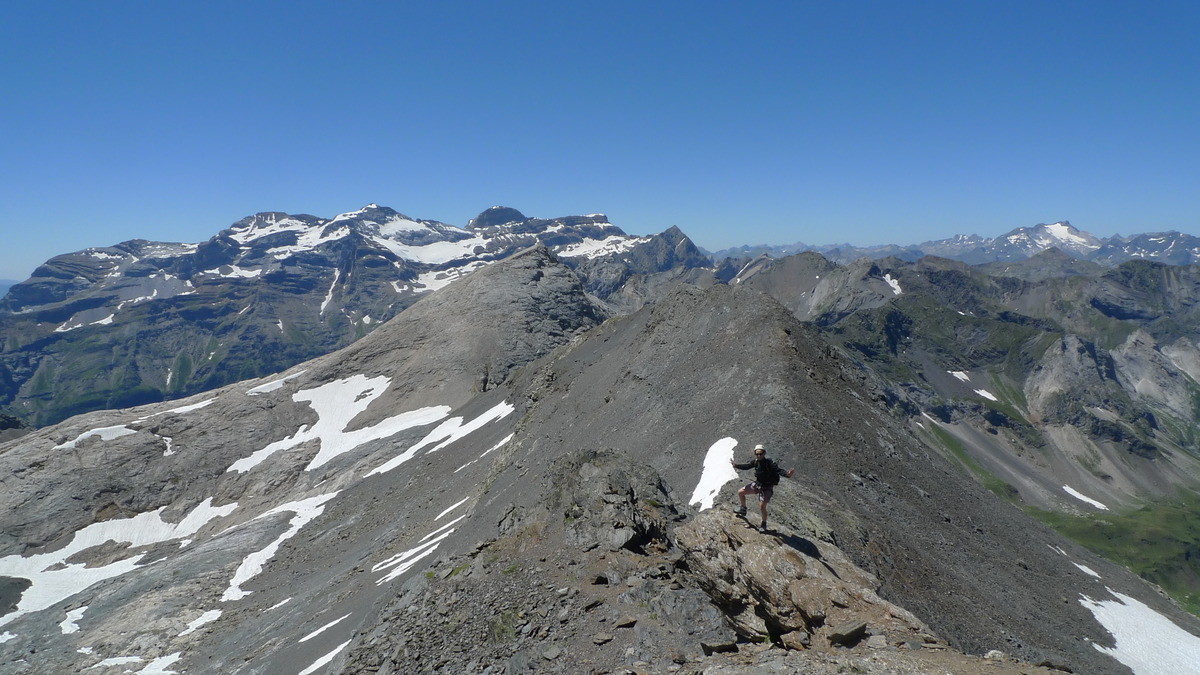Arrivée au col de la Munia, avec les trois soeurs derrière (Soum de Ramond, Mont Perdu, Cylindre)