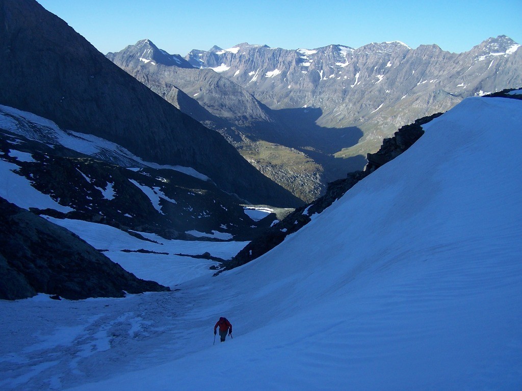 Sur le Glacier du Colerin, au fond le vallon de la Lombarde (tour de la Bessanèse)