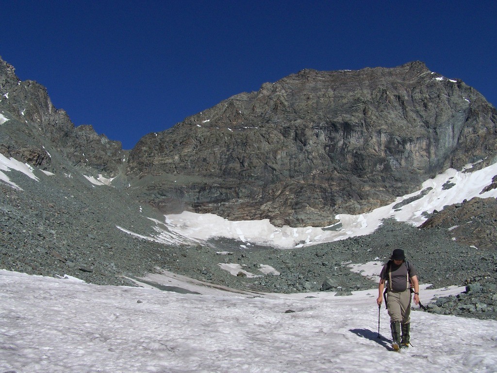 Sur le glacier du Pian Gia, face à la paroi de la pointe du Colerin (tour de la Bessanèse)