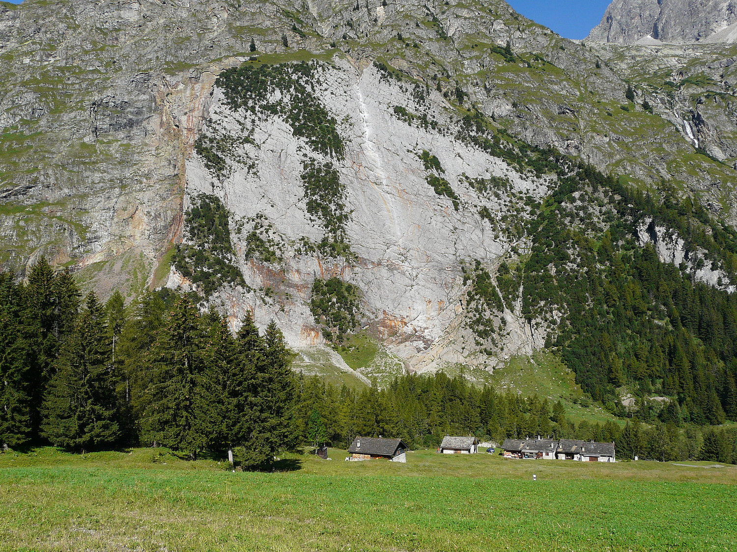 Dalle de l'Amône et le hameau