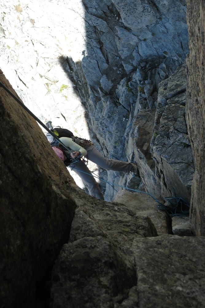 Agnès dans le rappel de 12m de l'arête S du Soreiller Occidental