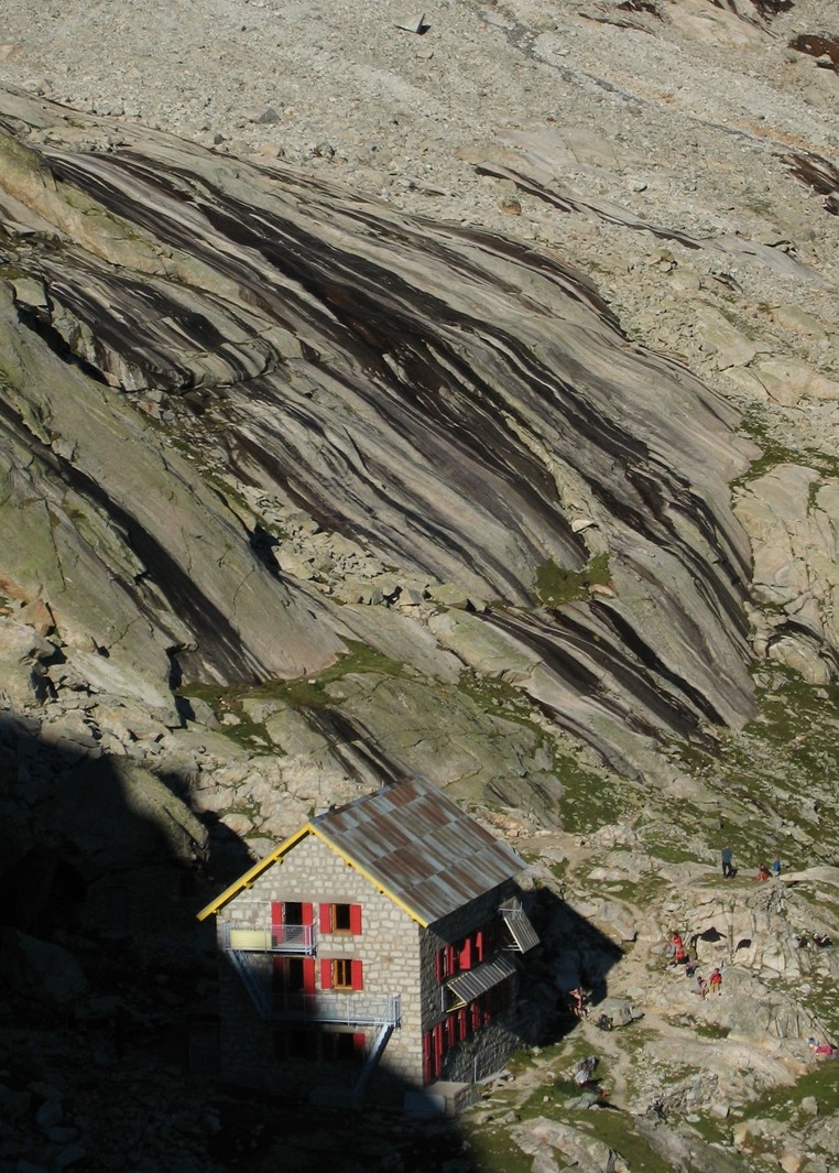 Le refuge du Soreiller devant de belles dalles polies