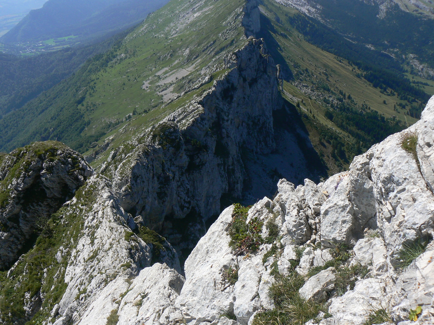Dans le ressaut final, vue sur l'arête sud du Cornafion