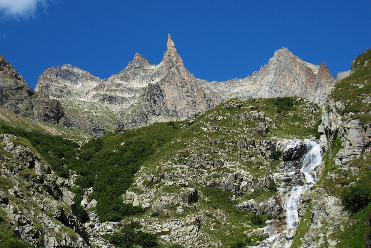 Aiguilles du Soreiller derrière l'élancée Dibona