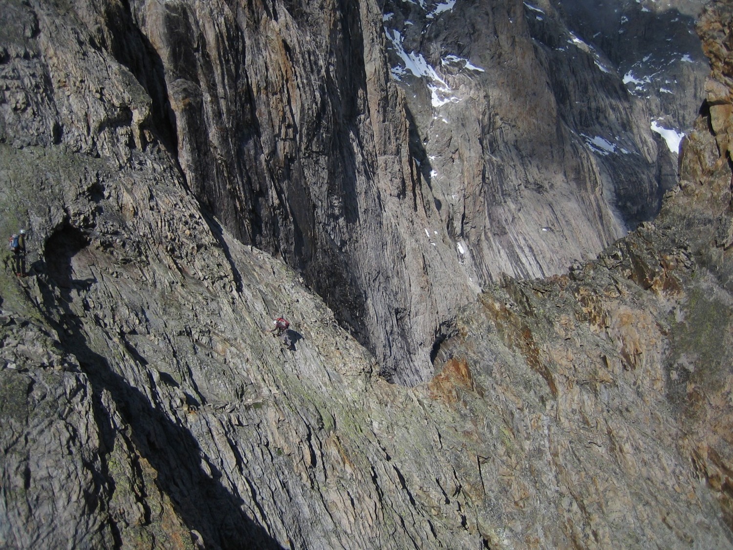 une cordée à la sortie du couloir Duhamel de la voie normale