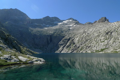 Lac de Millars et pics d'Eriste (N et central) au fond Lac de Millars et pics d'Eriste (N et central) au fond