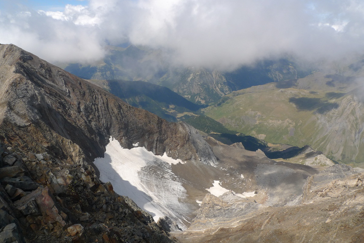 le moribond glacier des Posets et les granges de Biadós au fond