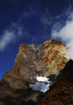 La face W de l'aiguille du Plat de la Selle, délimitée à gauche par le pilier du Routier et l'arête éponyme et à droite par l'arête SW. La face W de l'aiguille du Plat de la Selle, délimitée à gauche par le pilier du Routier et l'arête éponyme et à droite par l'arête SW.