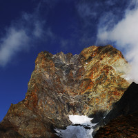 La face W de l'aiguille du Plat de la Selle, délimitée à gauche par le pilier du Routier et l'arête éponyme et à droite par l'arête SW.