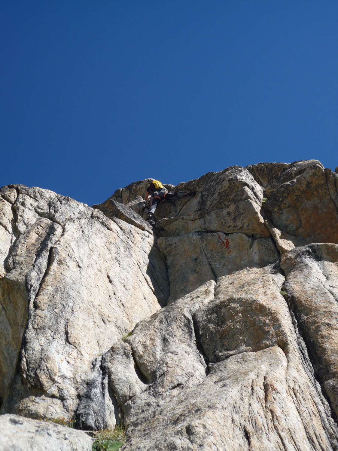 Dans la sortie teigneuse, au dessus du dièdre déversant en 6a+ que nous avons contourné