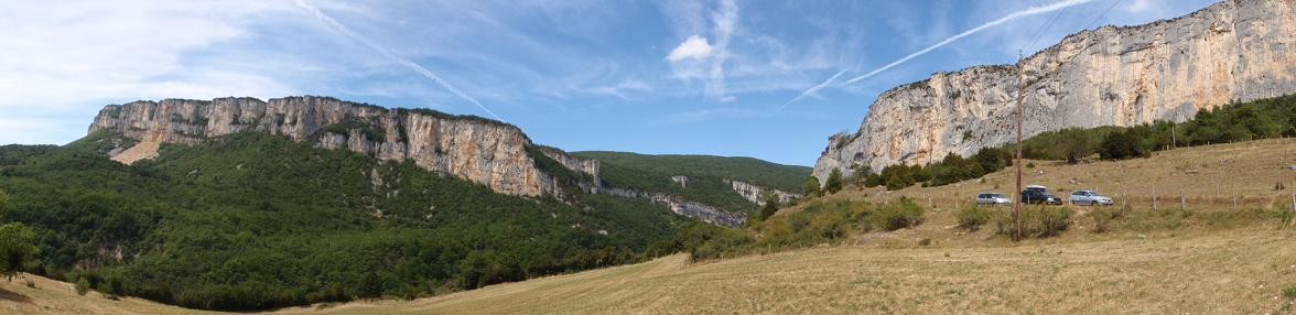 Falaise du Vellan à gauche avec son eboulement et à droite la falaise d'Anse,Ombleze.