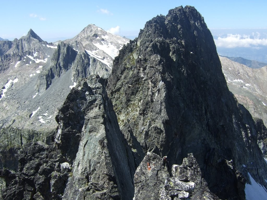 Vue sur la dalle de l'Aiguille de Repiton-Préneuf (les 2 rappels possibles sont visibles) et sur l'Aiguille de Baroz