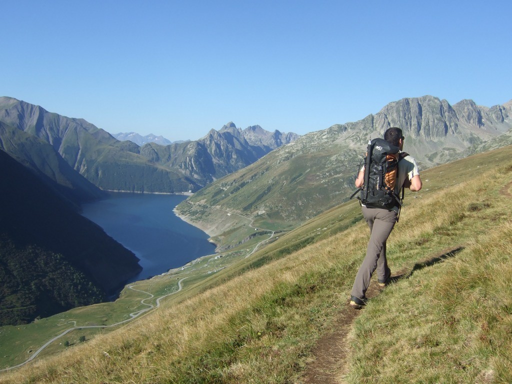 Montée au lac de la Combe avec vue sur le barrage de Grand Maison