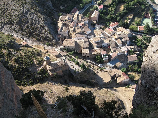 Village de Riglos vu depuis le canyon de descente