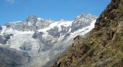 Kinhutte devant Zinalrothorn et Schalli Kinhutte devant Zinalrothorn et Schalli
