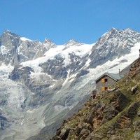Kinhutte devant Zinalrothorn et Schalli