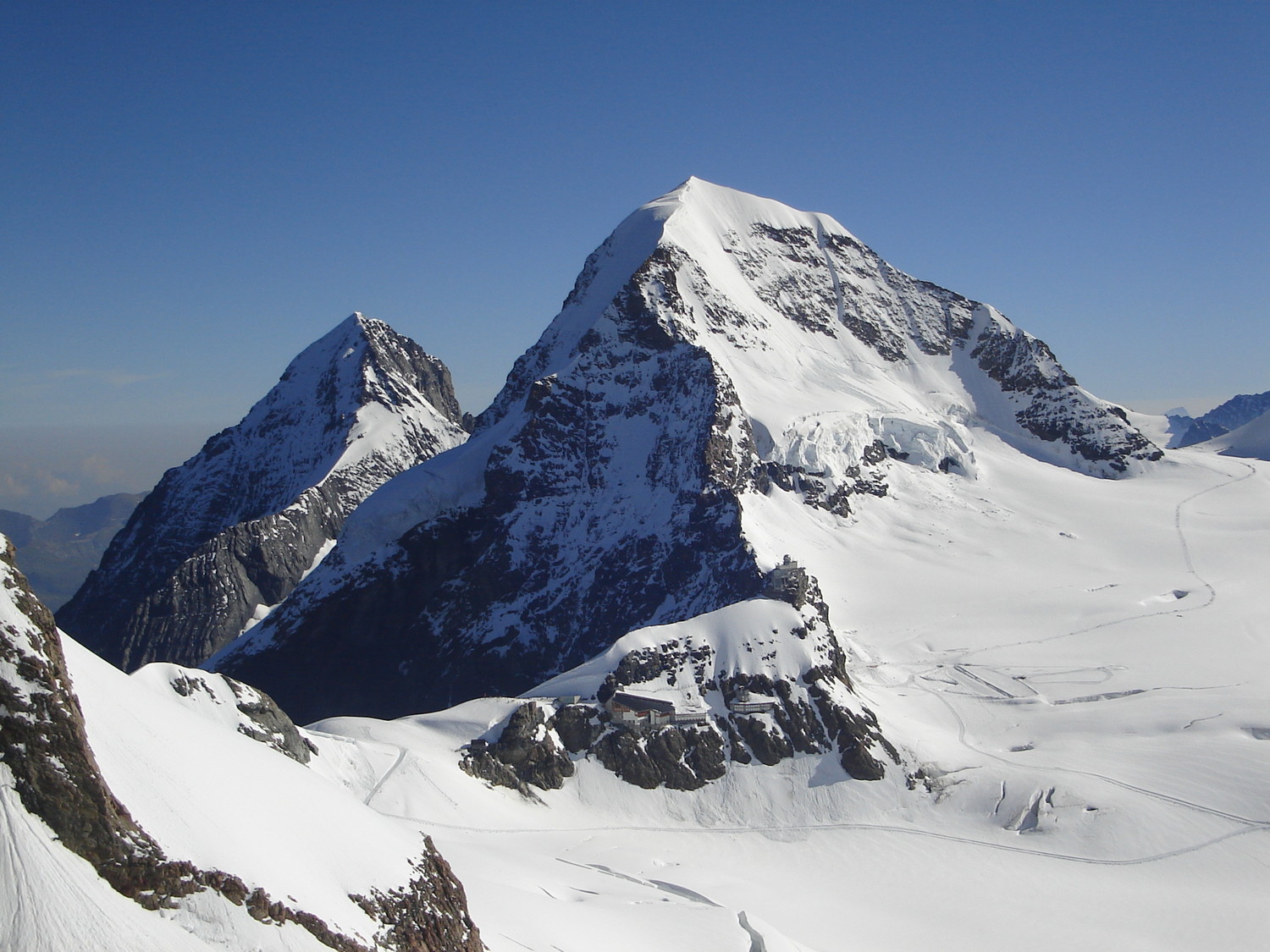 Le Monch et l'Eiger lors de la montée