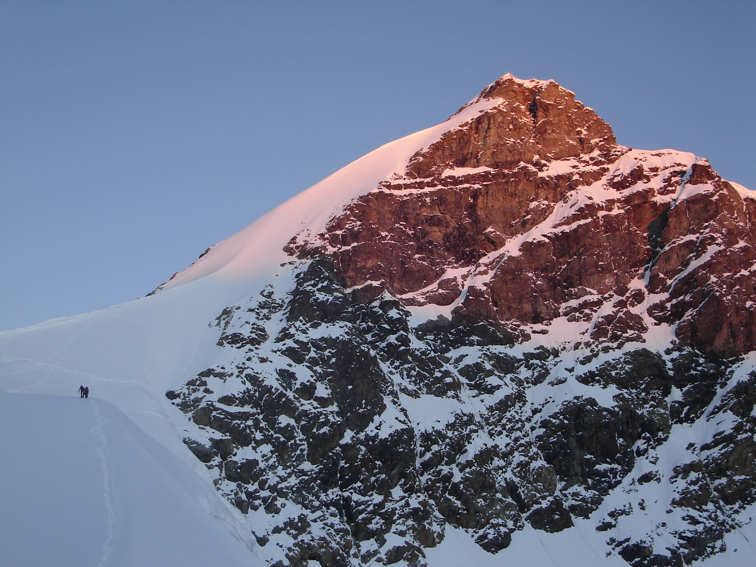 Levé du soleil sur le sommet et l'arête SE à gauche