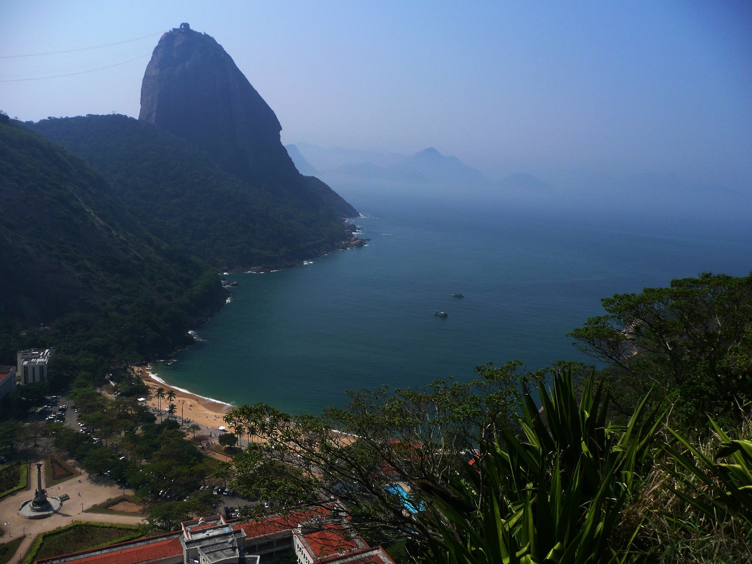 Pain de Sucre vu de la face N du Morro da Babilonia (Rio)