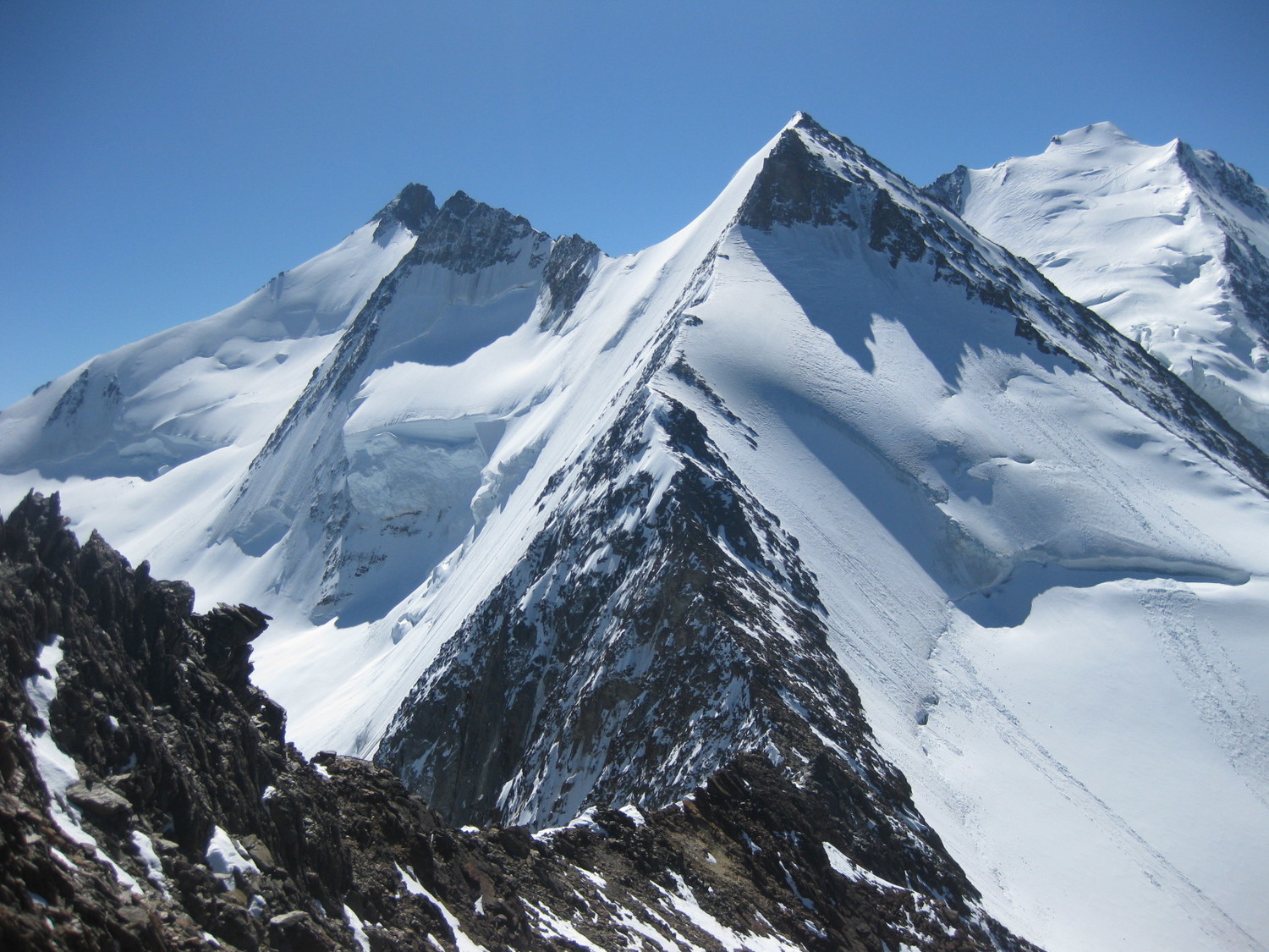Superbe vue depuis l'arête sommitale du Durrihorn. De gauche à droite, le Nadelhorn, le Stecknadelhorn, l'Hohberghorn et le Dom des Mischabel