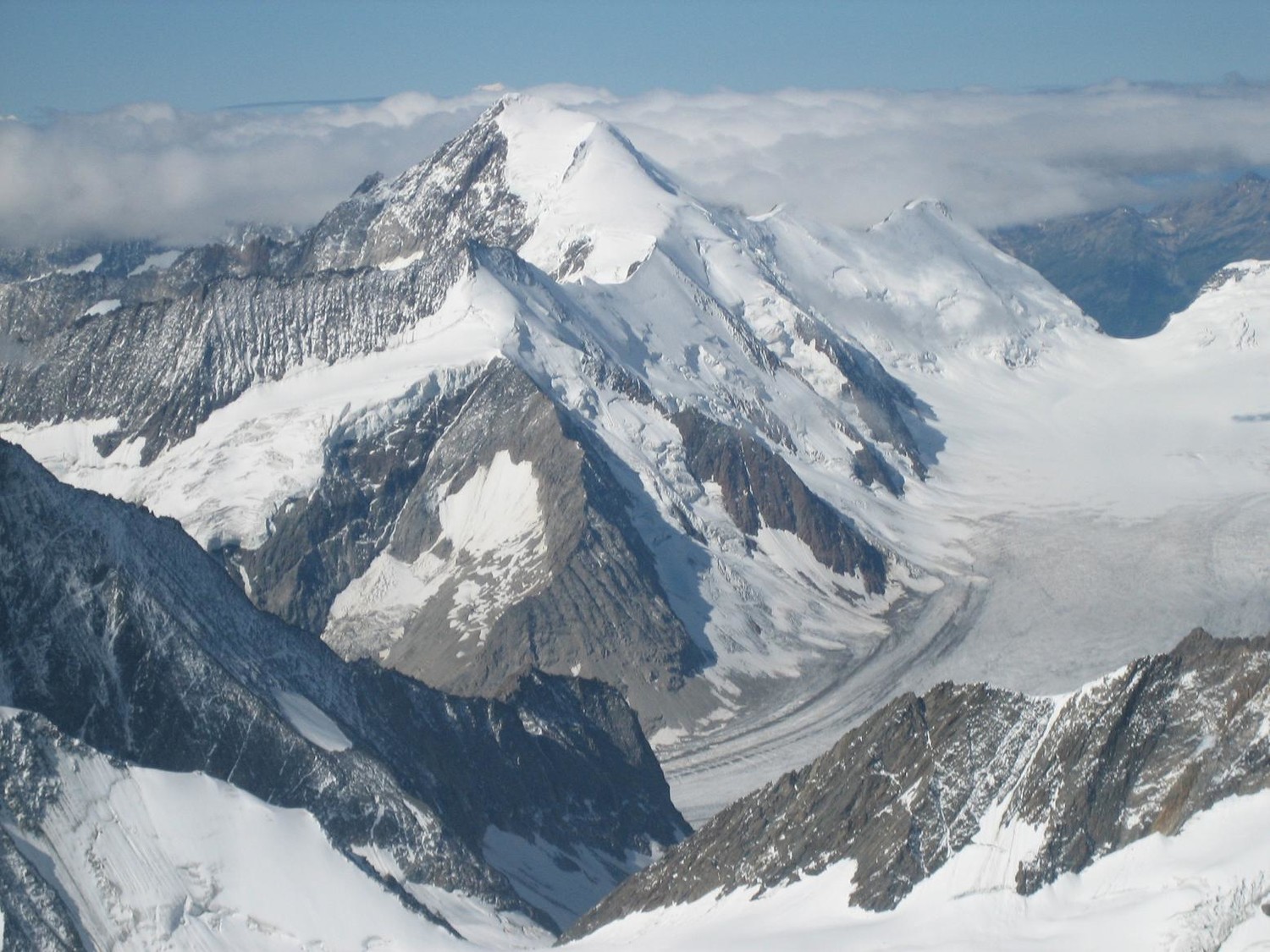 Finsteraarhorn : vue sur le Dreieckhorn et l'Aletschhorn (versants E et N)