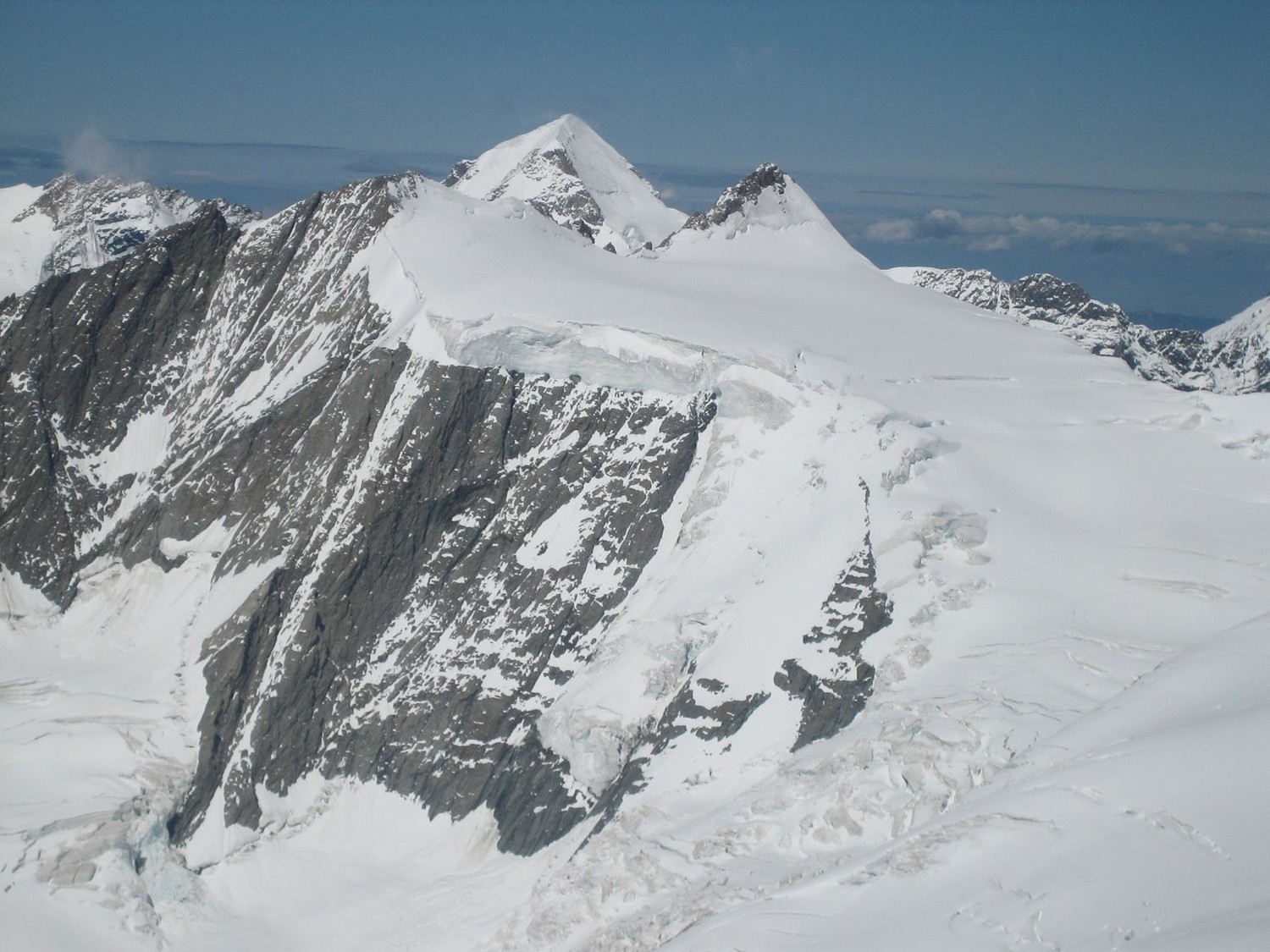 Hinter Fiescherhorn (à gauche) et Gross Fiescherhorn (à droite), avec le Mönch en arrière plan