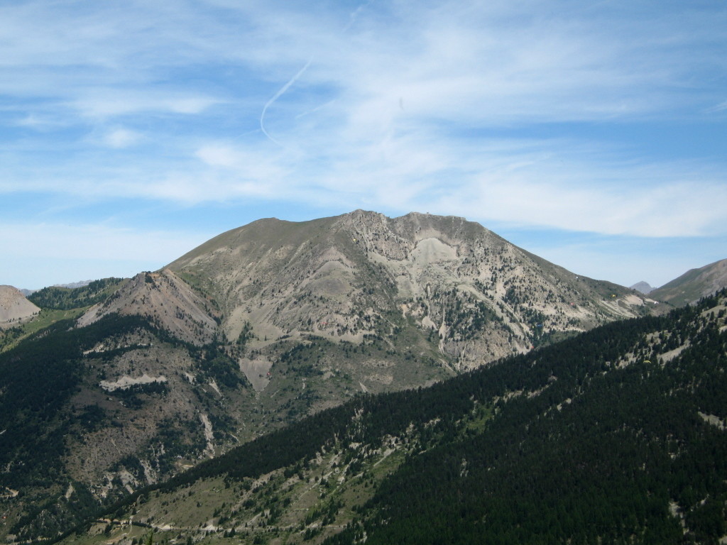 La crête du col de Bramousse à gauche au col Fromage à droite