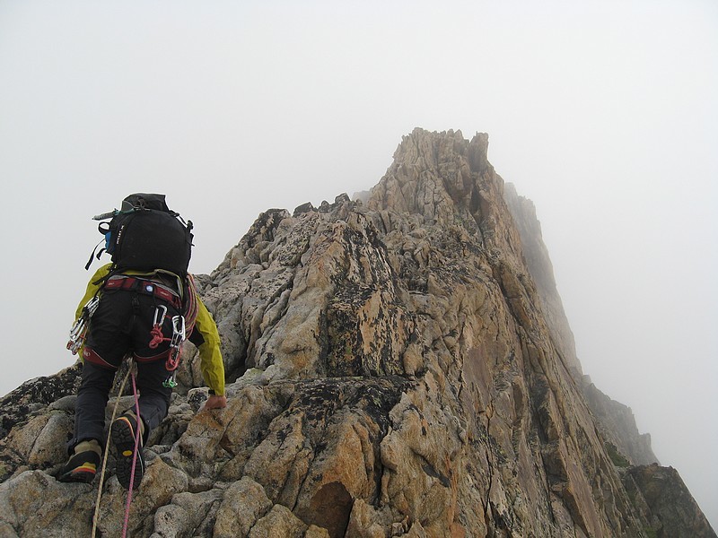 Meije - Voie normale et traversée : Sur l'arête du Promontoire, le brouillard nous entoure encore
