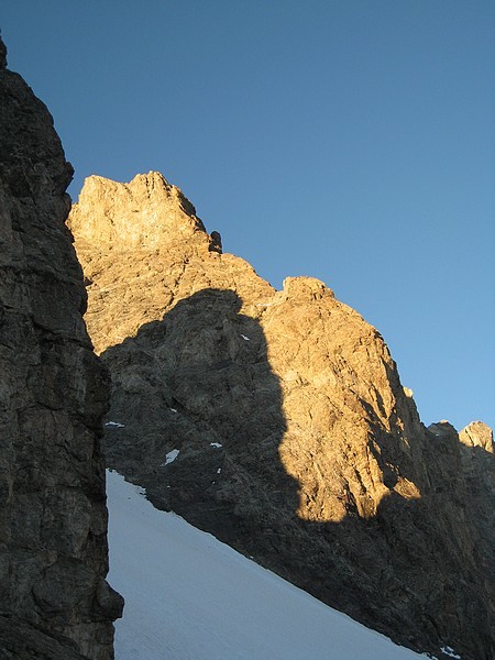 Meije - Voie normale et traversée : Vue sur le Grand Pic depuis le bivouac du Glacier Carré au Soleil couchant