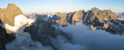 Meije - Voie normale et traversée : la vue depuis le bivouac du Glacier Carré... pas mal... Meije - Voie normale et traversée : la vue depuis le bivouac du Glacier Carré... pas mal...