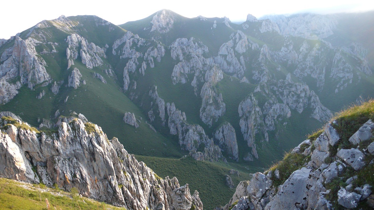 Les montagnes sont ici hérissées de pics calcaires