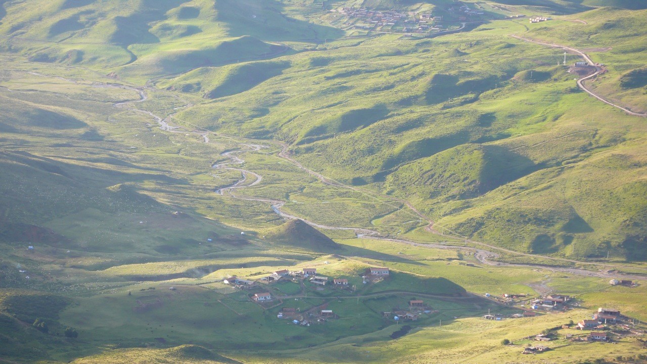 Rivière parmi les collines.