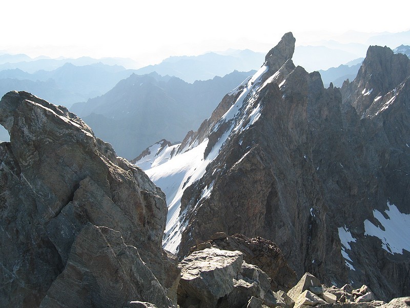 Meije - Voie normale et traversée : du Grand Pic, vue sur les arêtes et le Doigt de Dieu, encore loin...