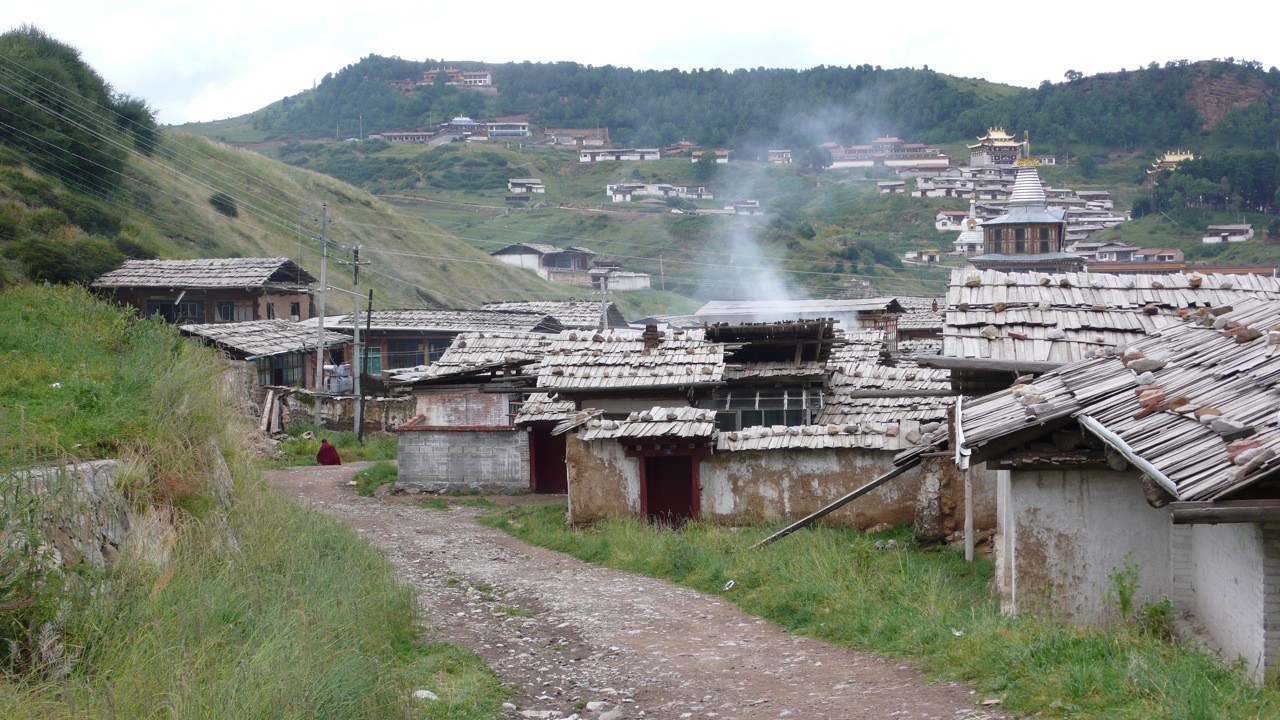 Vieilles bâtisses en bordure du village