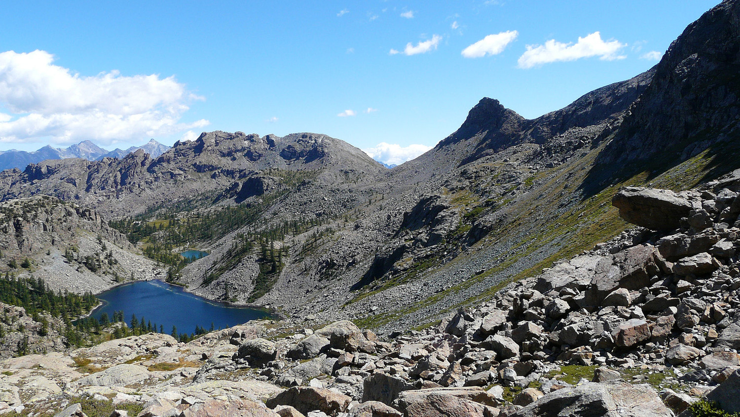 Lac Cornu, lac Noir et le col du lac Blanc au fond
